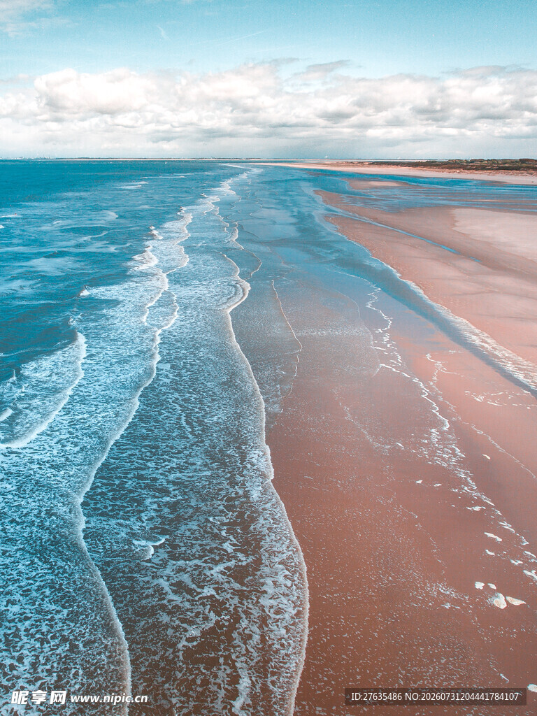 美丽海滩海浪与蓝天