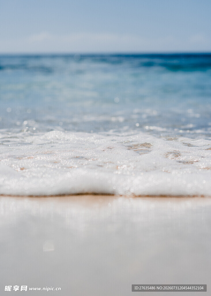 海边沙滩上的白色浪花