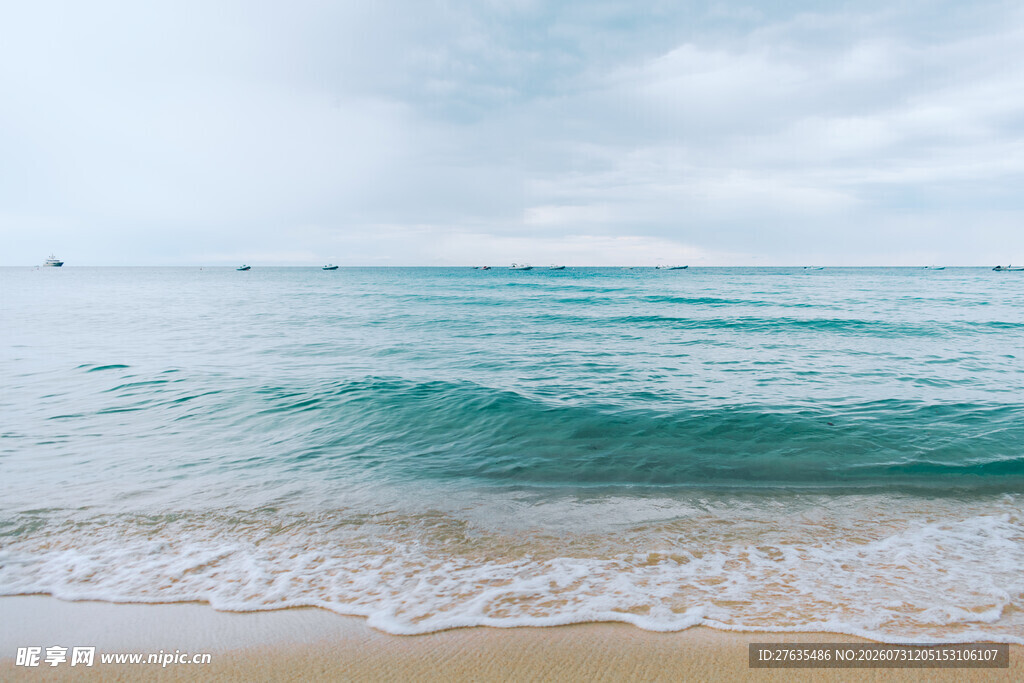 海边沙滩上的轻柔海浪
