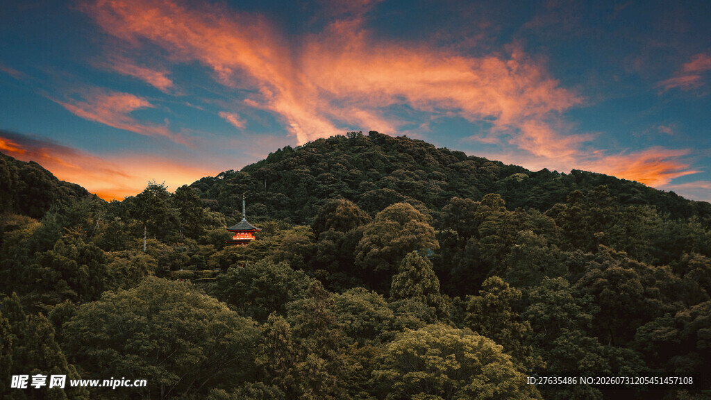 山间绚丽晚霞景色