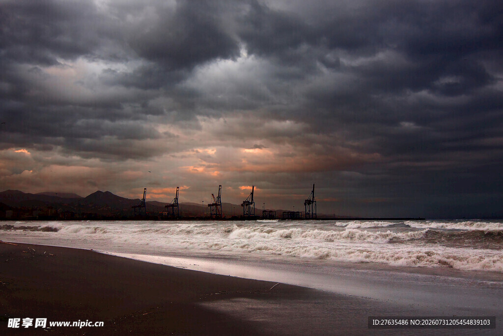暴风雨前夕的海滨景象