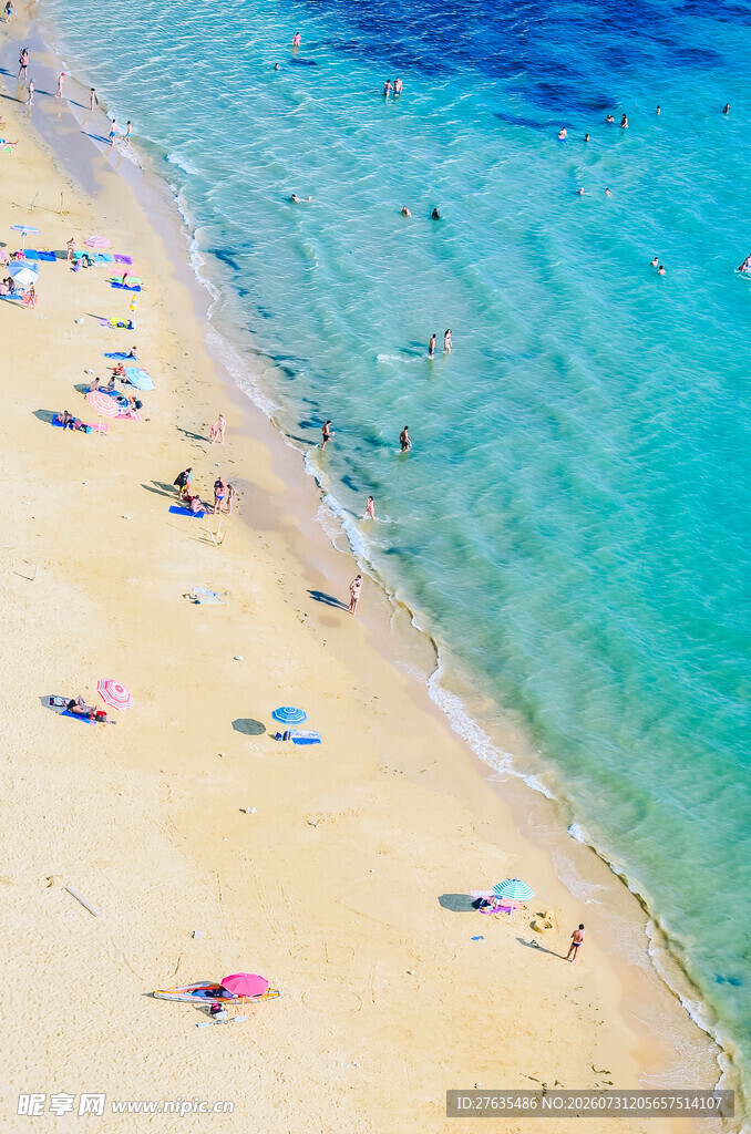 热闹的海滨沙滩场景