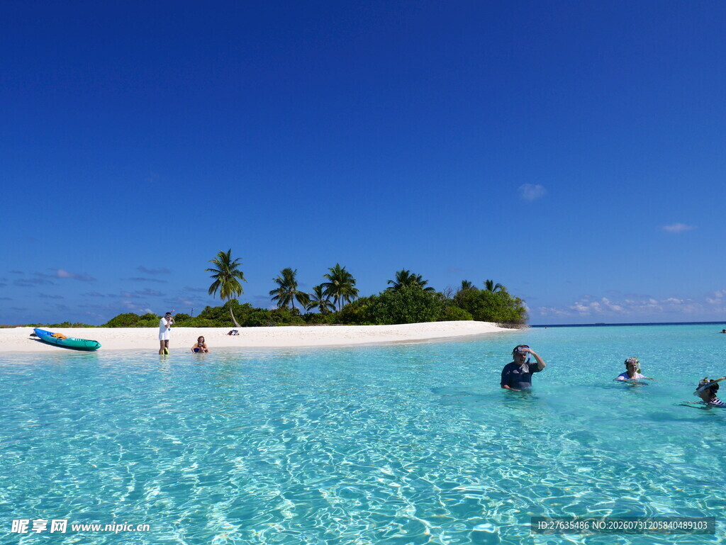 美丽海岛清澈海水场景