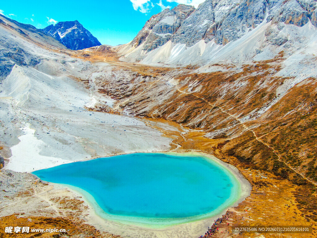 高山蓝湖壮丽自然景观