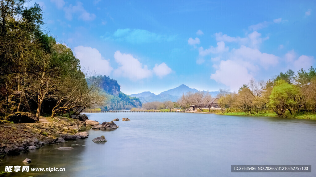宁静河畔山林美景