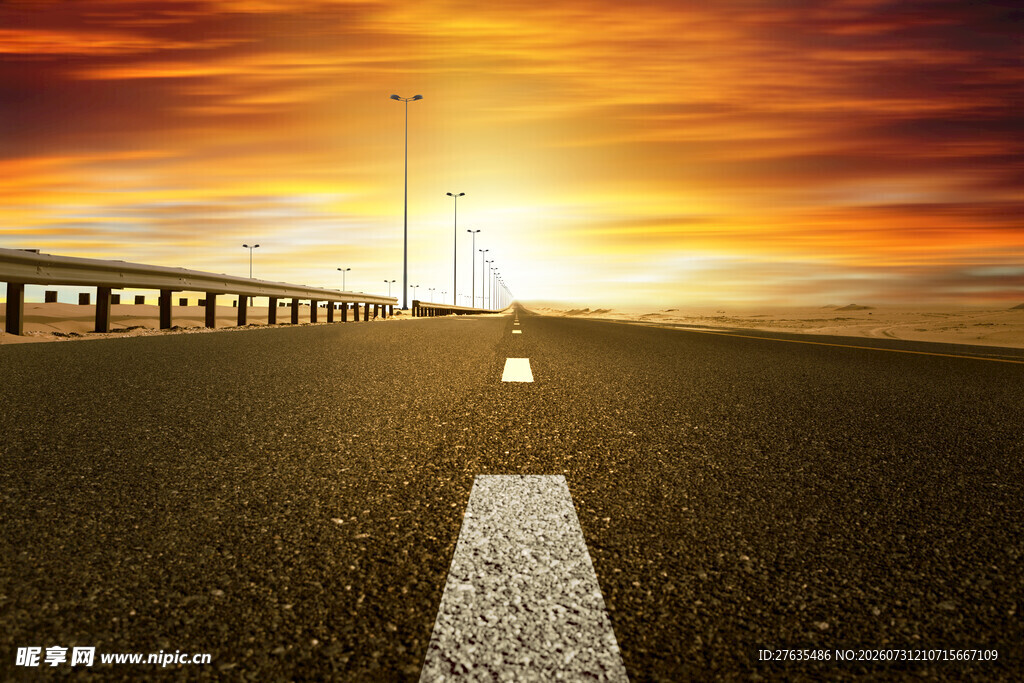 夕阳下的公路延伸向远方