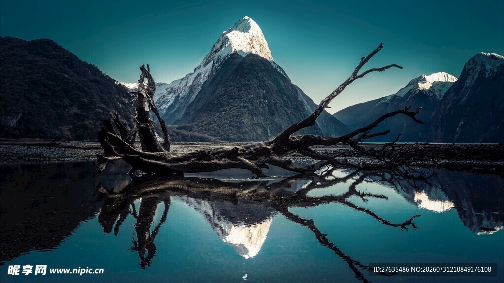 壮丽山景与湖面倒影