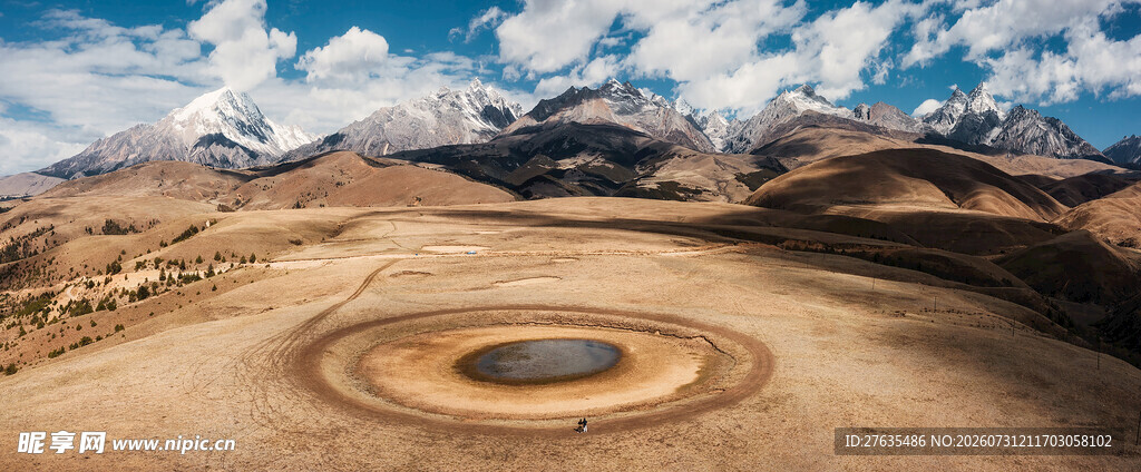 荒漠中的神秘环形地貌