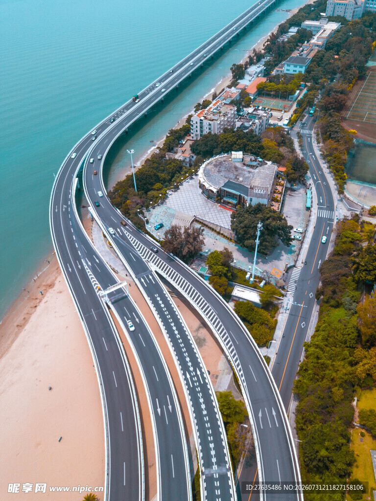 海滨蜿蜒公路俯瞰美景