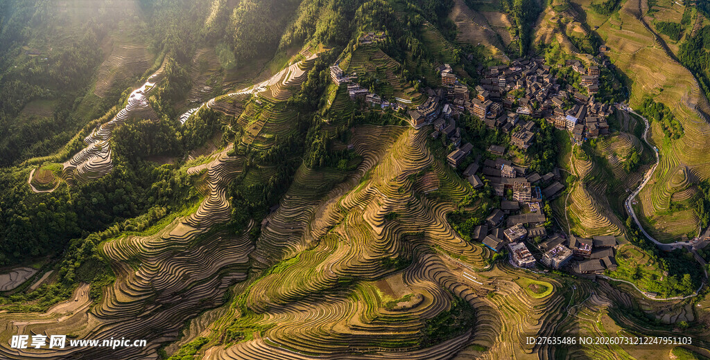 航拍山间村落美景
