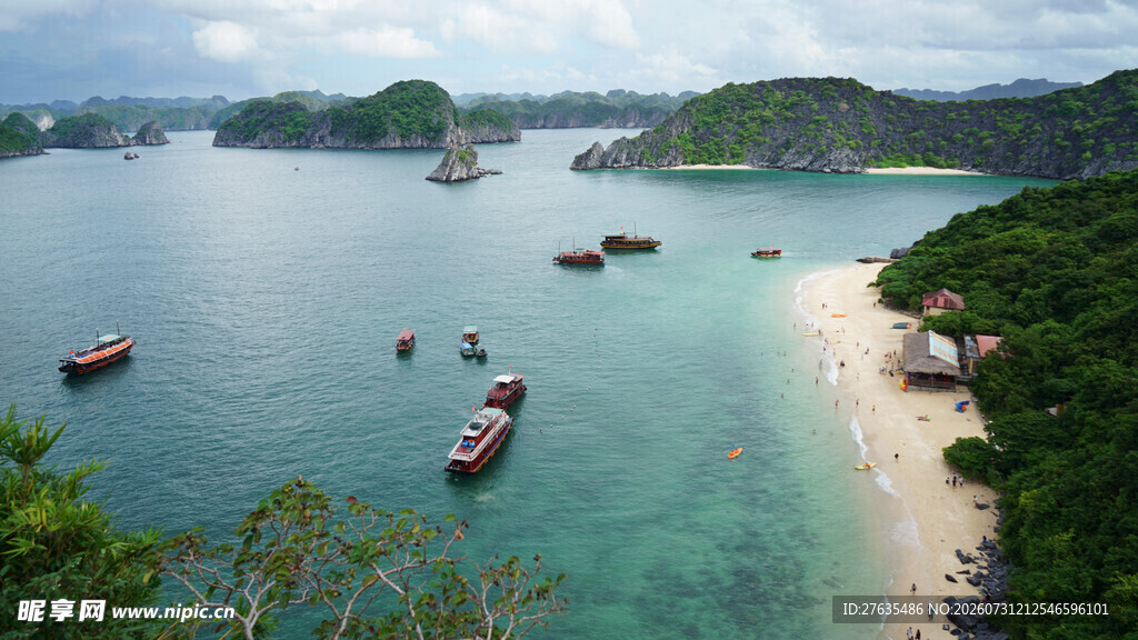 美丽海岛海湾船只风景图