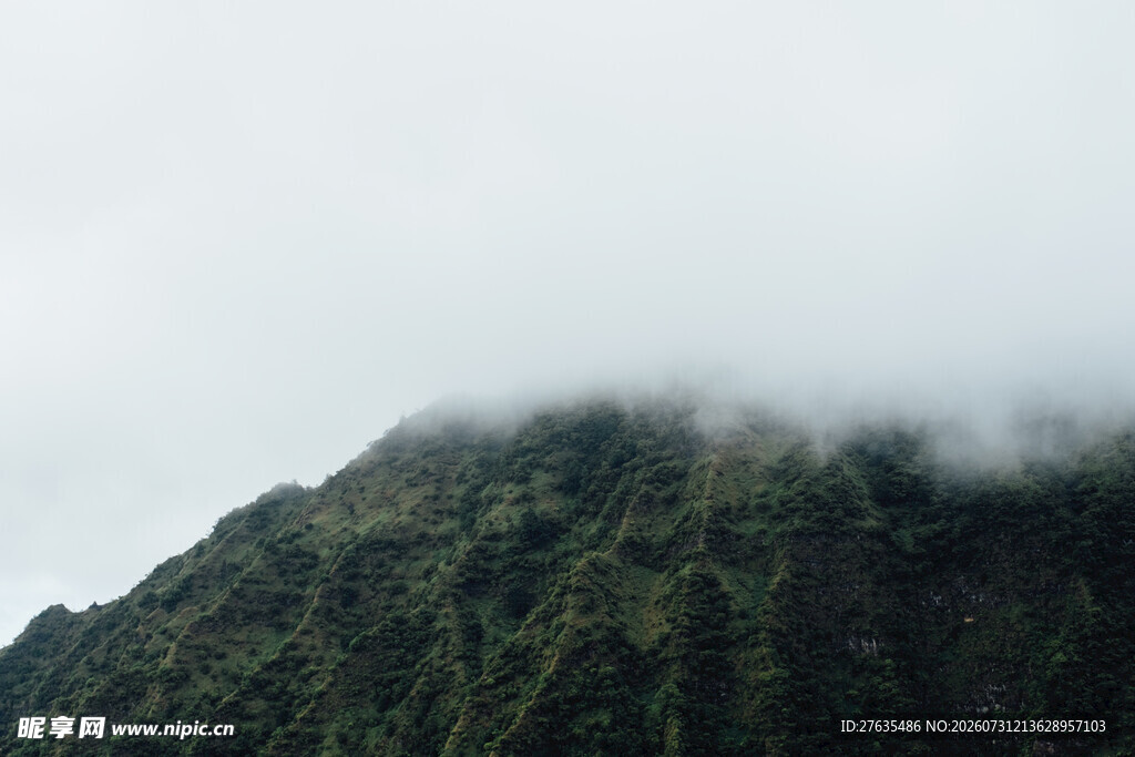 云雾缭绕的翠绿山峰