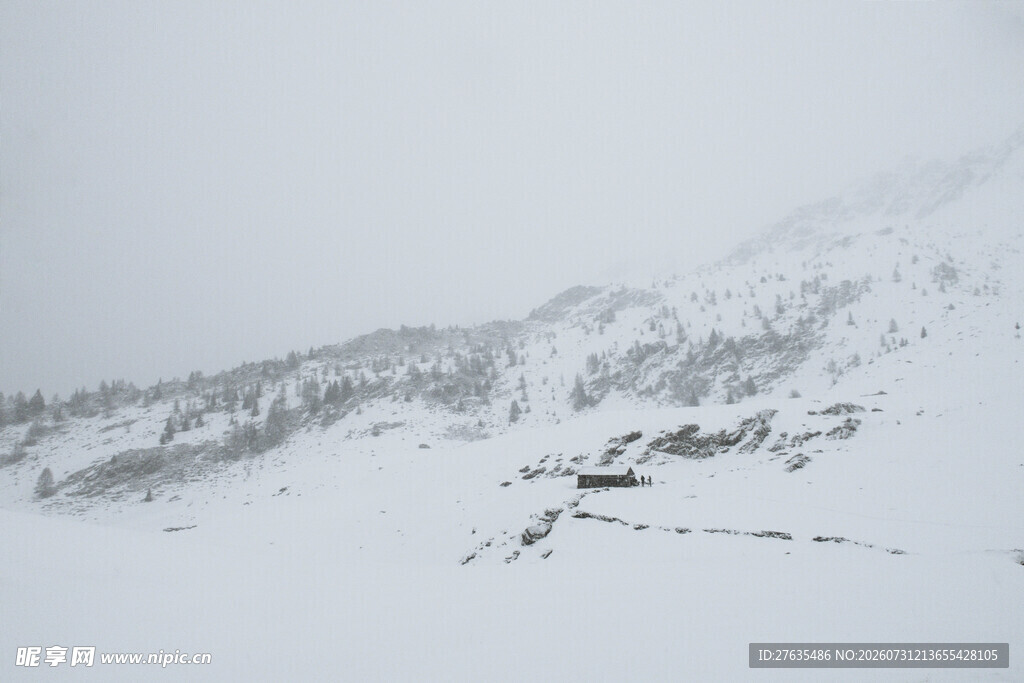 雪山中的建筑景观