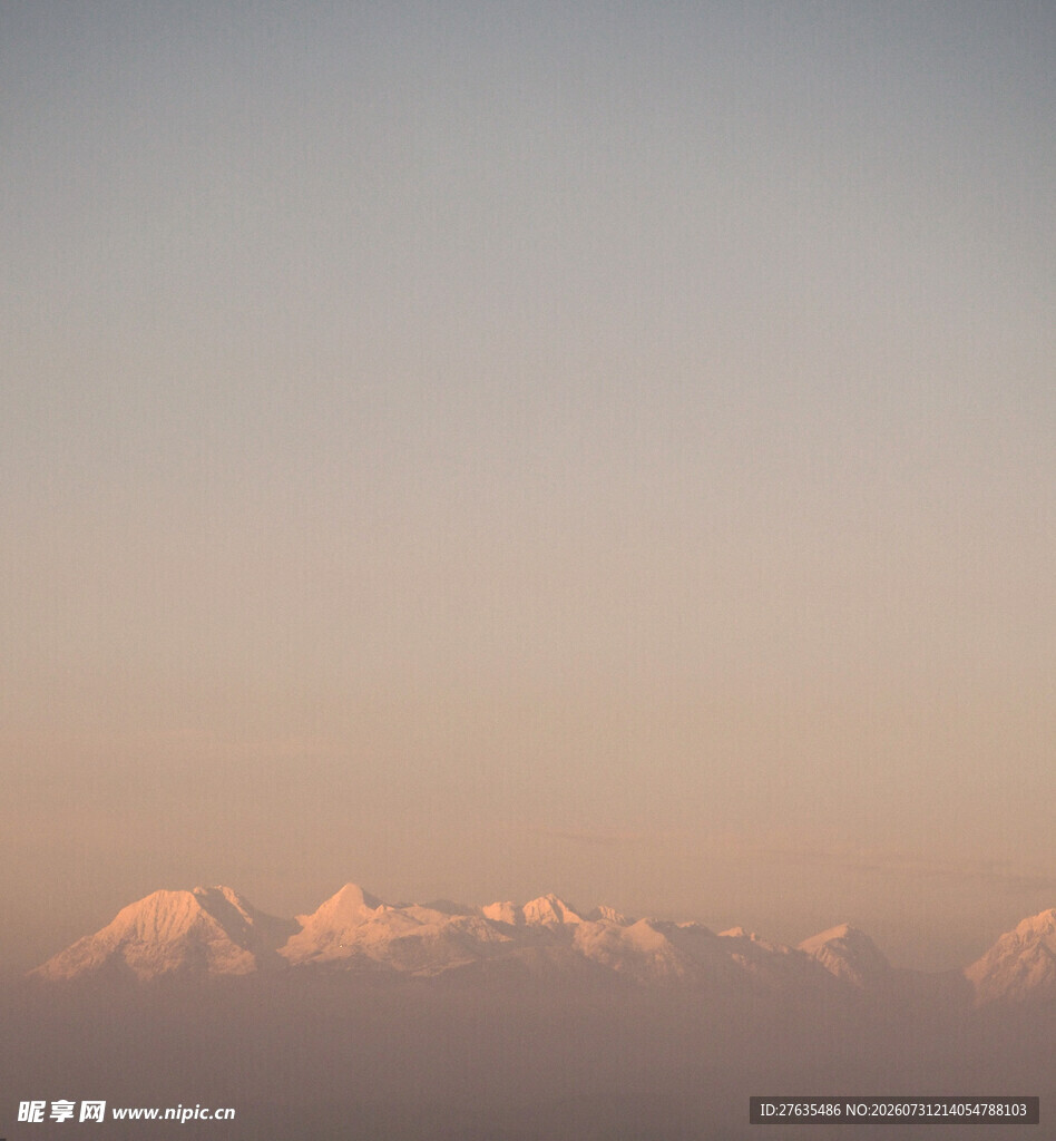 日出时的壮丽雪山景观