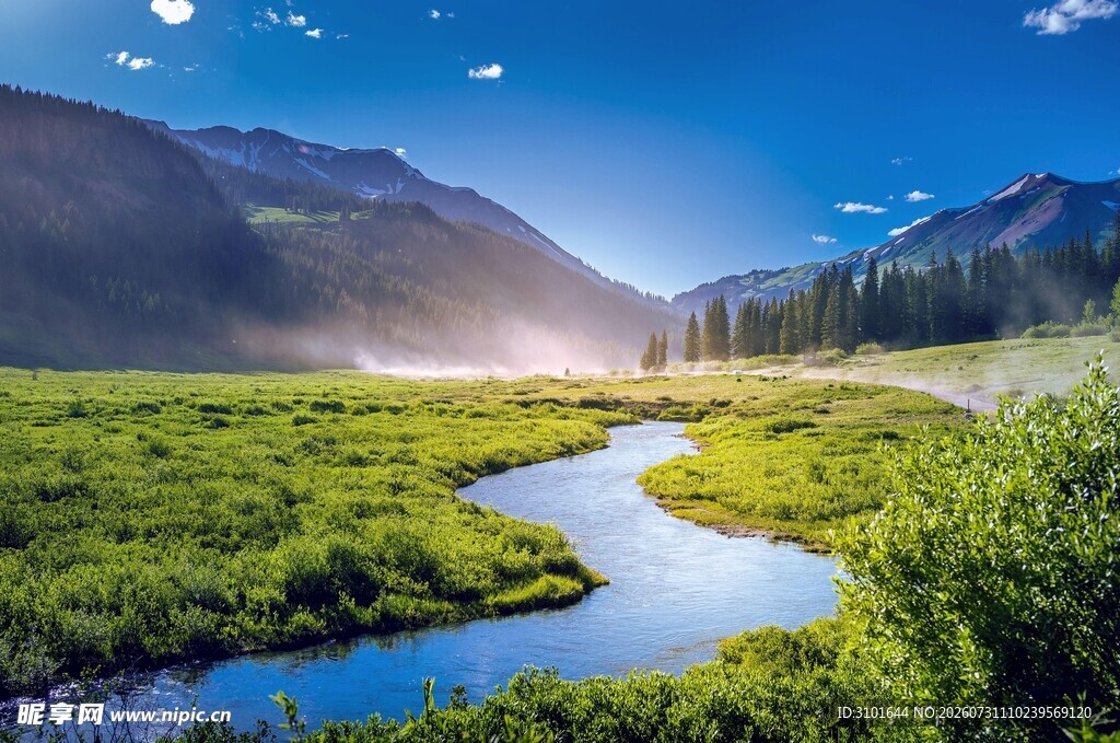 山脉草地小溪美景