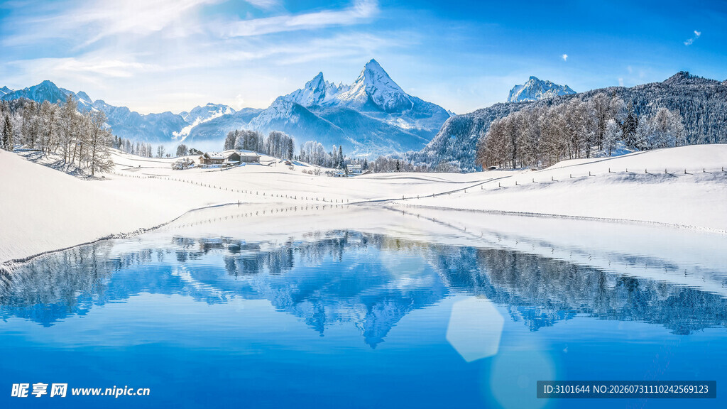 蓝天雪山镜面湖水美景