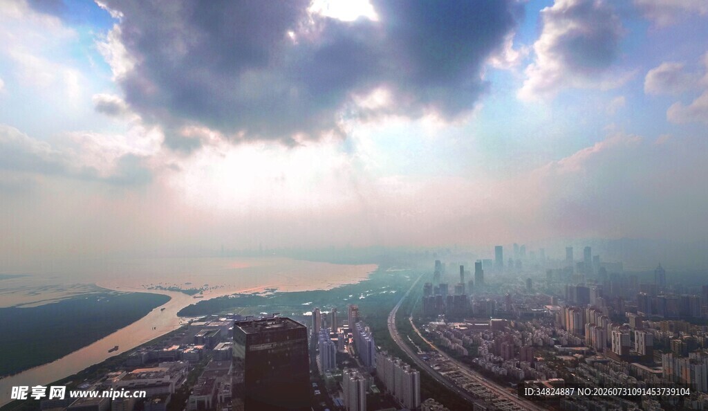 城市天际线与壮丽云霞