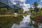 现代建筑旁的美丽水景