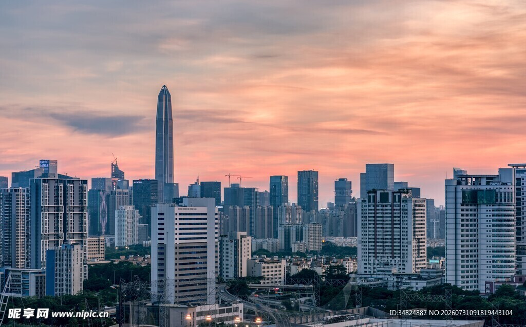 城市天际线夕阳下的繁华