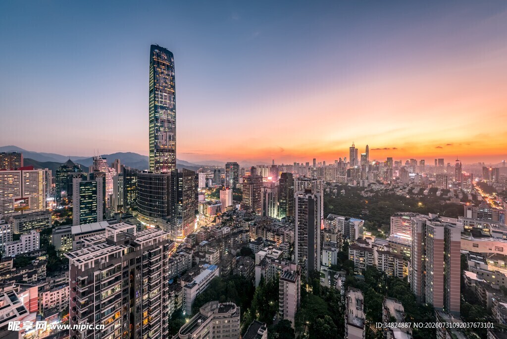 城市天际线的绚丽黄昏