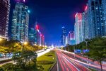 城市夜景中的绚丽车流
