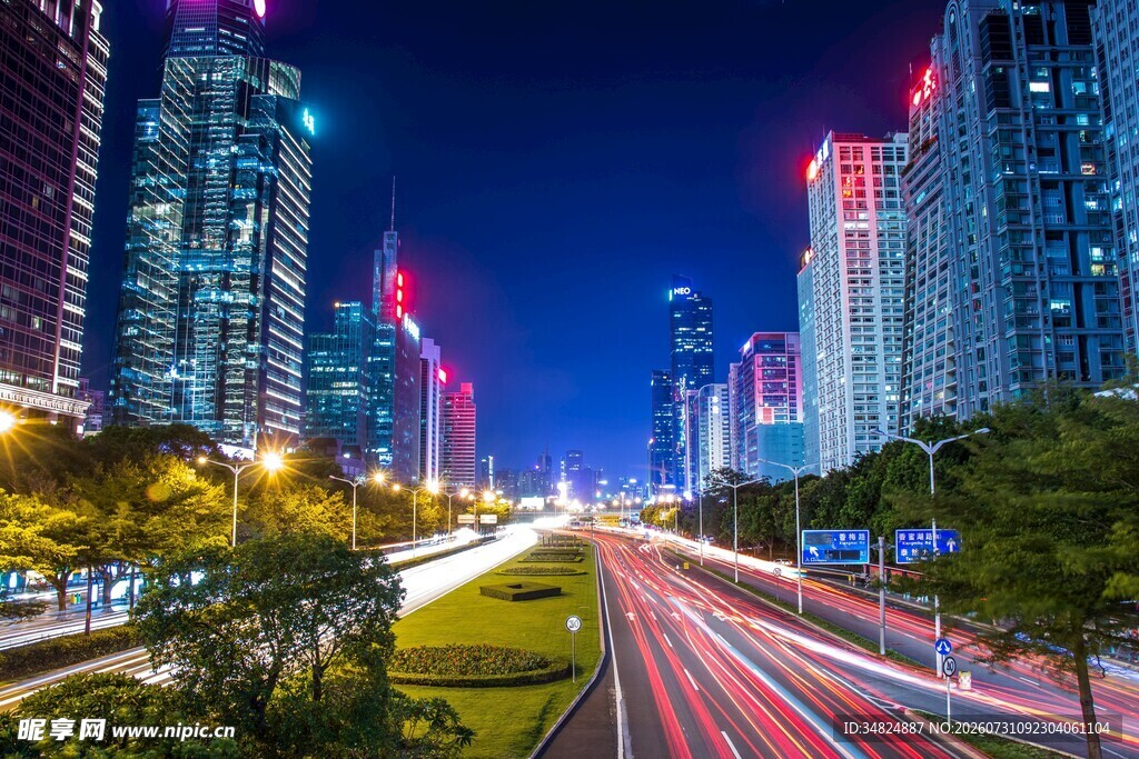 城市夜景中的绚丽车流