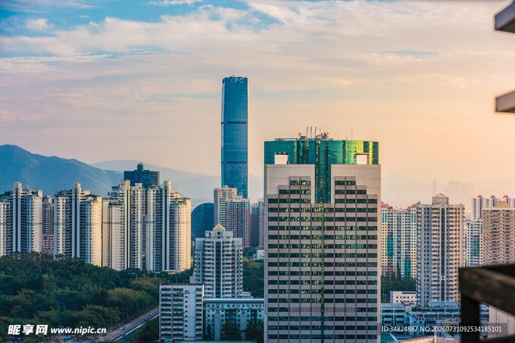 城市天际线高楼与远山