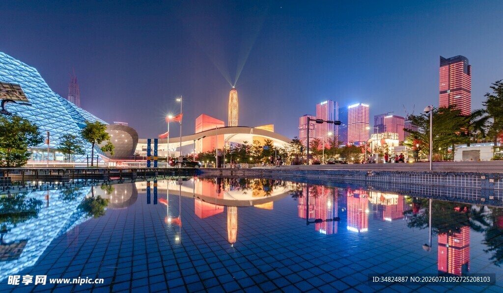 城市夜景下的镜面水池