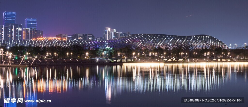 城市夜景中的璀璨桥梁倒影