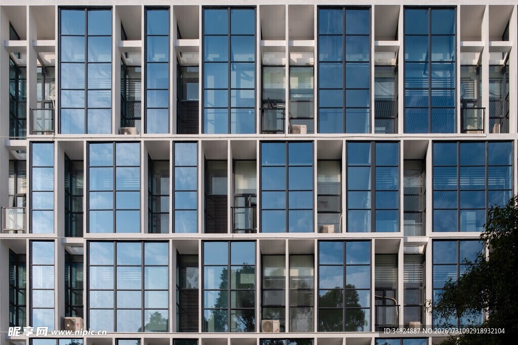 现代玻璃幕墙建筑外观