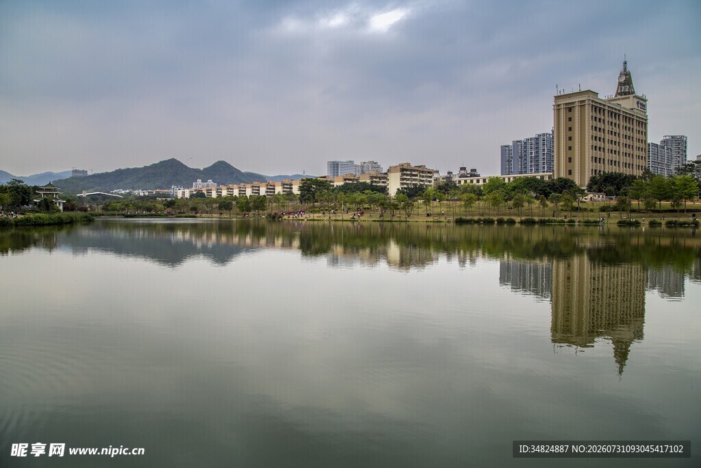 湖畔城市风光倒影如画