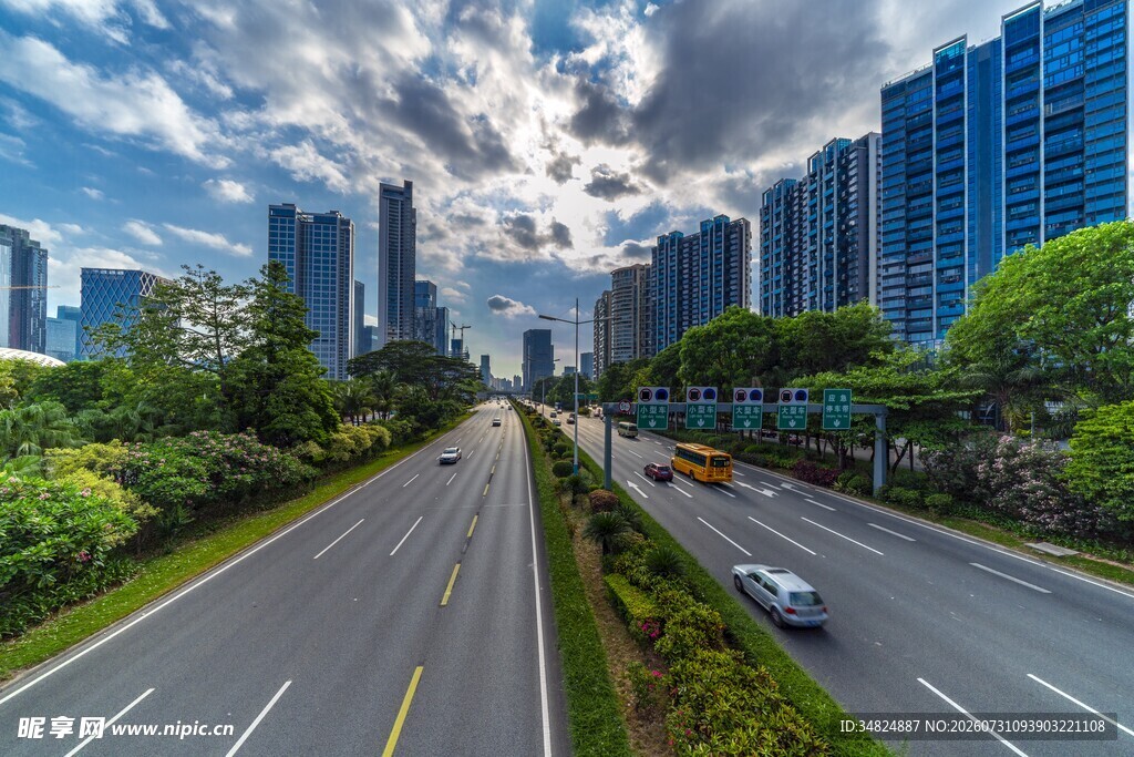 城市道路与林立高楼景观