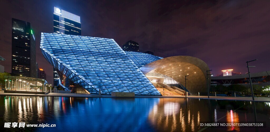 城市夜景中的独特建筑景观