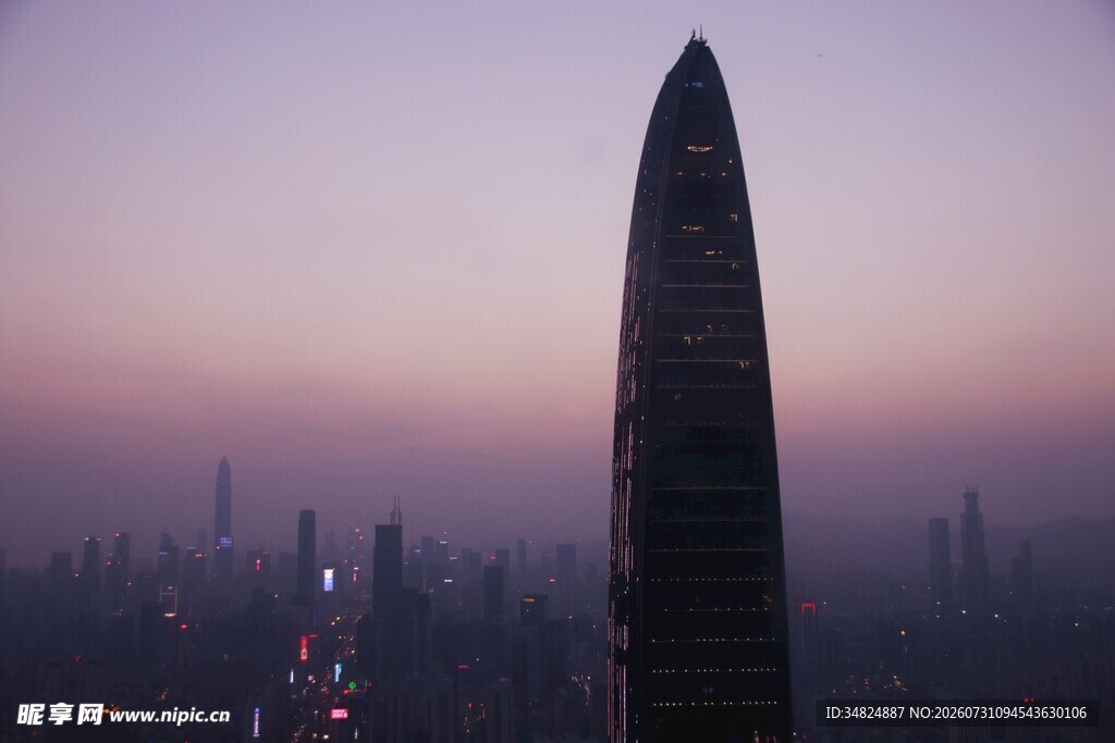 黄昏下的高耸建筑