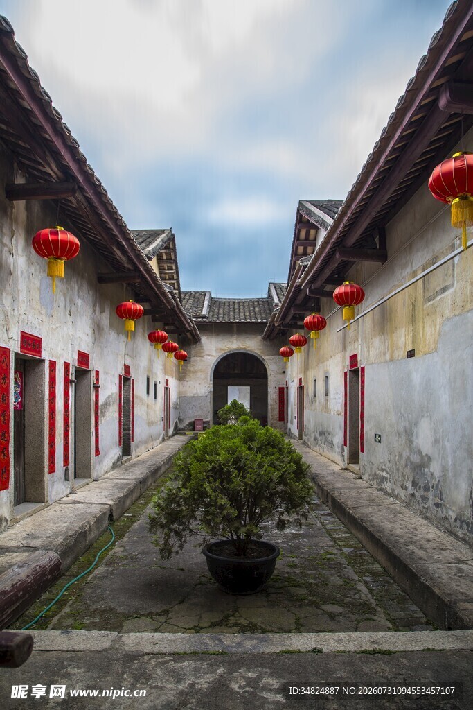 古巷中式建筑挂红灯笼