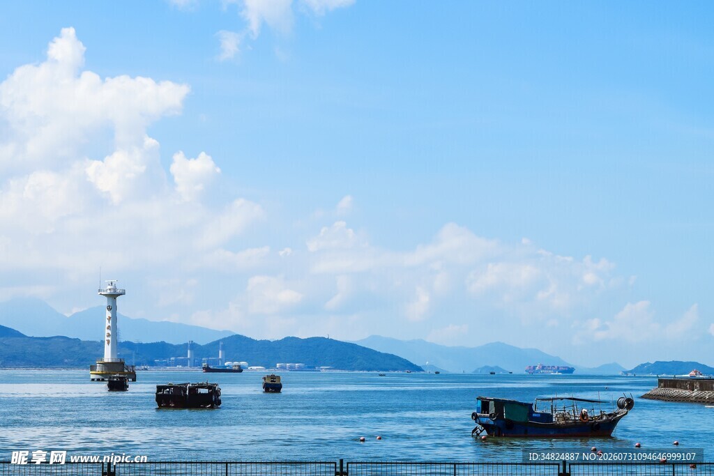 海上船只与灯塔的美丽景致