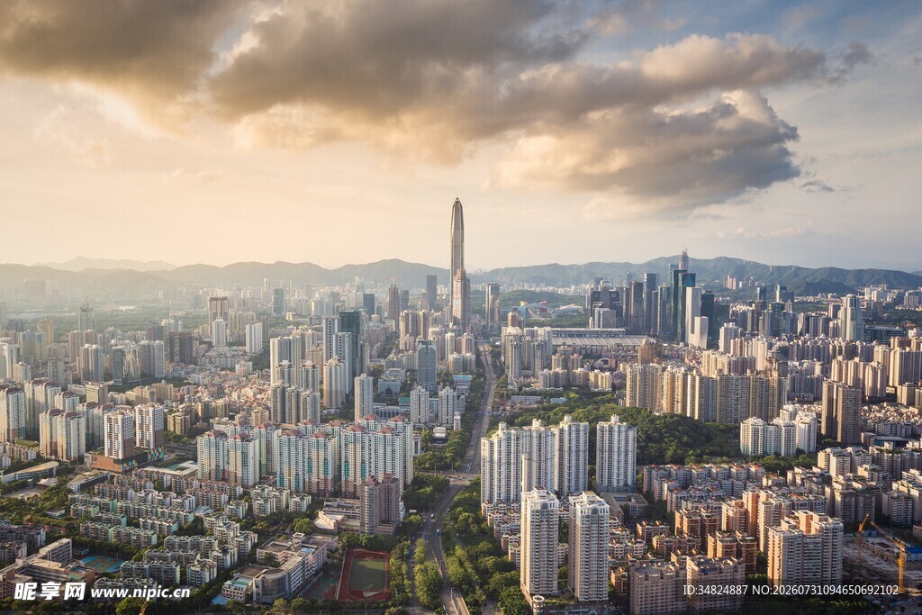 城市天际线夕阳下的繁华