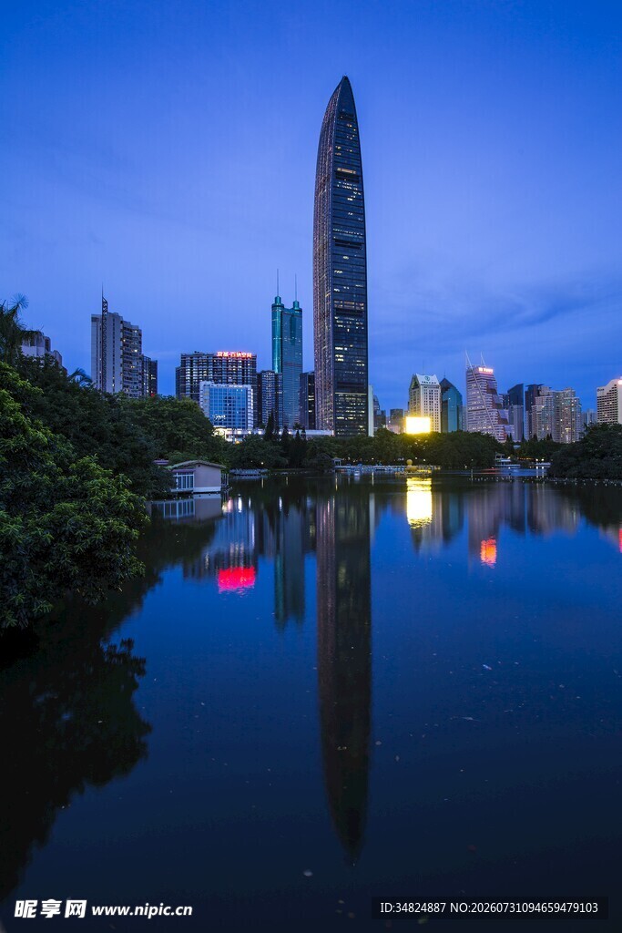 地标夜景倒映湖面