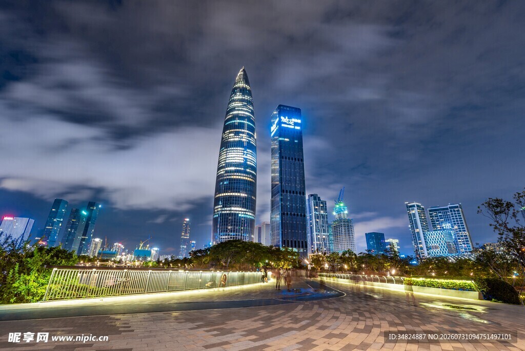 夜幕下的都市璀璨建筑群