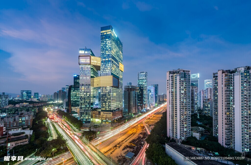 城市夜景中的高楼与车流