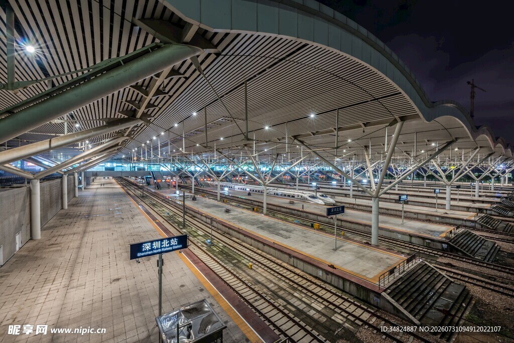 夜晚中的现代化铁路站台