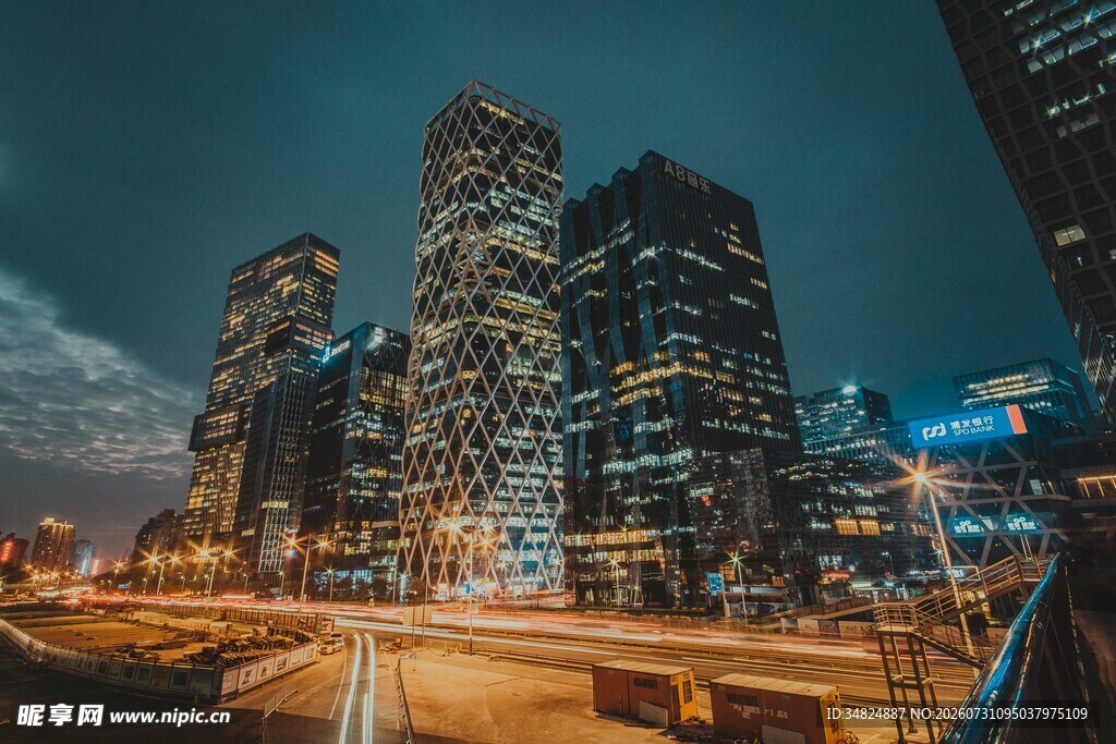 都市夜景璀璨高楼道路