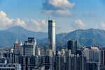都市高楼与远山蓝天景观