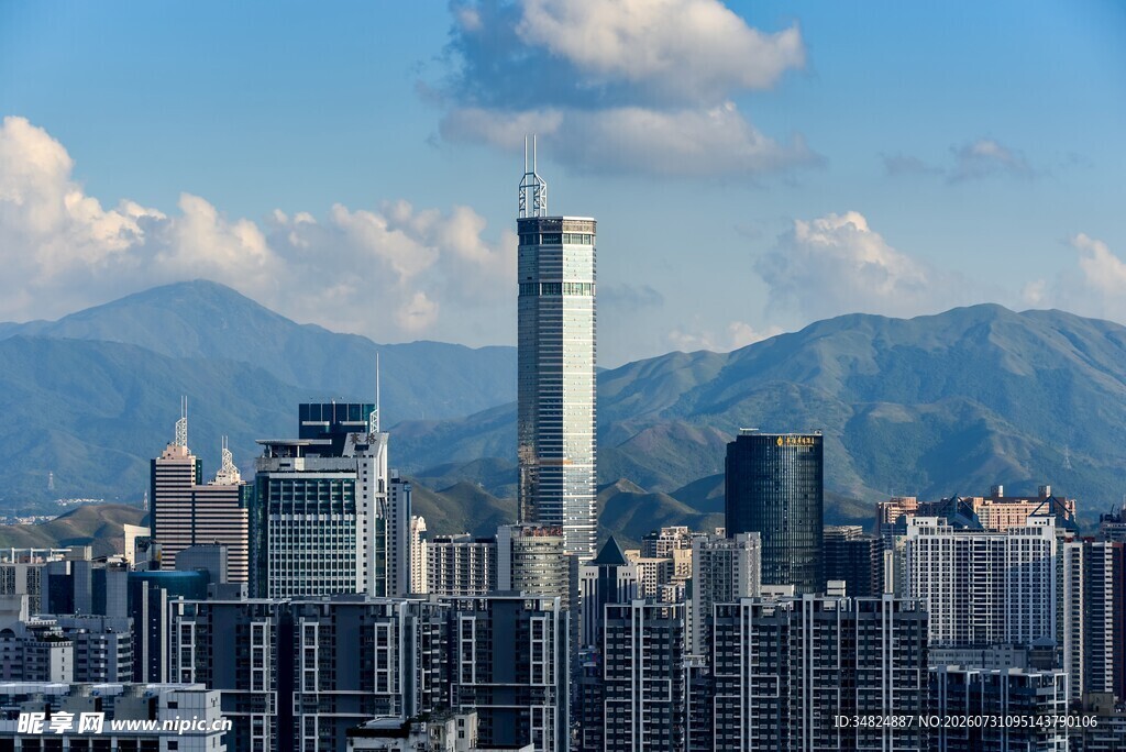 都市高楼与远山蓝天景观
