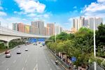 城市高架桥旁的繁华街景