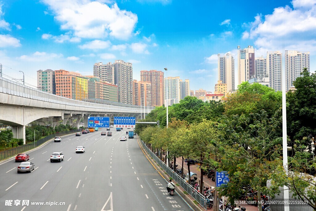 城市高架桥旁的繁华街景
