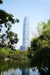 湖畔绿树环绕的摩天大楼