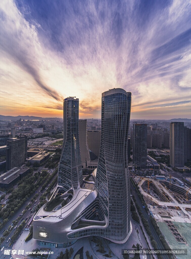 城市天际线的壮丽黄昏景观