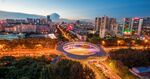 城市夜景中的绚丽环形建筑