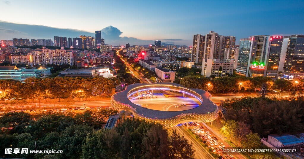 城市夜景中的绚丽环形建筑